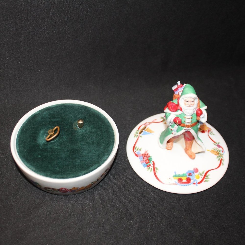 Vintage Lenox 1995 Victorian Santa Music Box - Picture 10 of 10